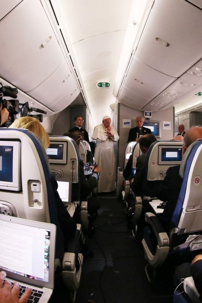 papież franciszek w samolocie do rzymu